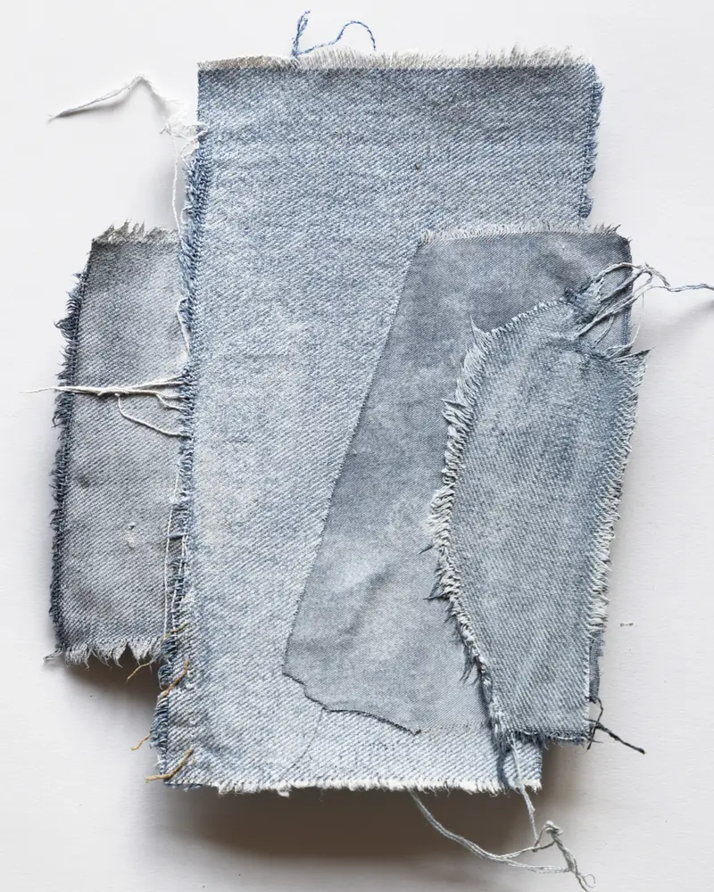 Pigments sur toile de jean<br>14 x 17cm<br>2025 Palimpseste